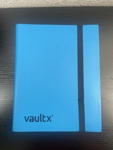 Carpeta con correa de 9 bolsillos azul 20 páginas 360 tarjetas carga lateral Vault X - usada - Imagen 1 de 6