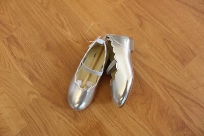 ZAPATOS PLATEADOS NUEVOS CON ETIQUETAS GAP TALLA 7 PARA NIÑAS Foto 1 de 3