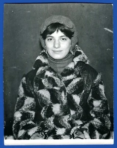 Hermosa niña mujer en un sombrero de invierno y abrigo de piel, foto soviética vintage - Imagen 1 de 4