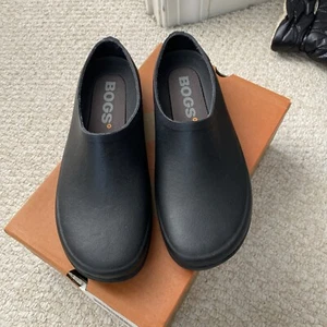 NIB Bogs Flora Clogs- Black-Womens Size 9 - Picture 1 of 5