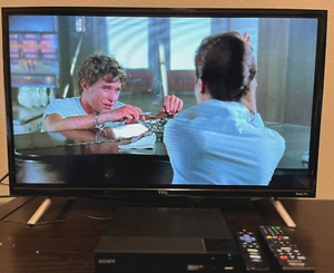 32" TCL Roku HD Smart TV + SONY BluRay/DVD Player - Excellent Condition - Picture 1 of 9