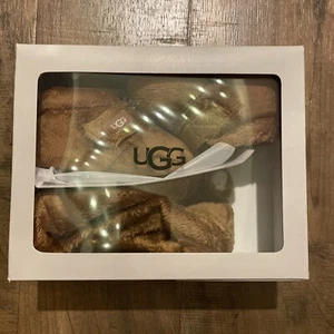 ¡NUEVO! UGG Unisex-Bebé (4-5 Infantes) Bixbee Botín y Oso de Peluche Gorro Set de Regalo - Imagen 1 de 4