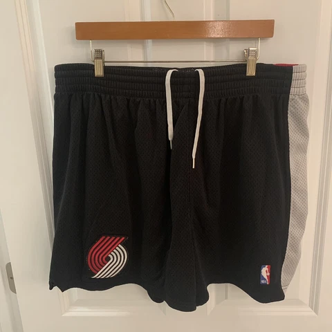 Nike Portland Trail Blazers Men 44 Shorts NBA Authentics Team Black 3XL 99-00 Cover