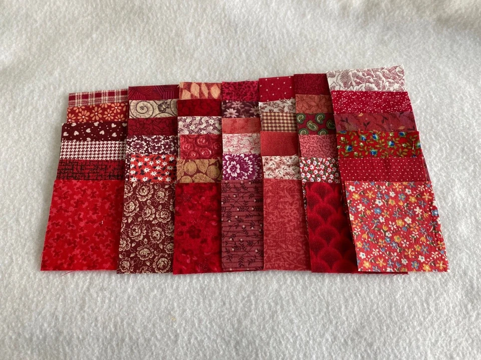 100 cuadrados de edredón de tela calicó roja de 2 1/2 pulgadas - 50 diferentes - muchos vintage Foto 1 de 1