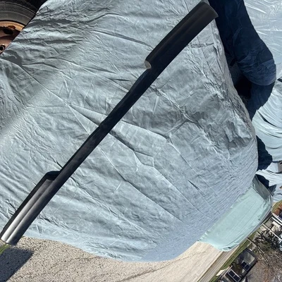 Резиновый верхний молдинг для заднего бампера 1970-1974 Porsche 914 914-503-027-10 с нашивкой на конце - Изображение 1 из 4