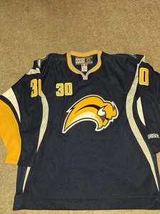Camiseta deportiva de hockey vintage para hombre XL BUFFALO SABLES RYAN MILLER #30 CCM - Imagen 1 de 15