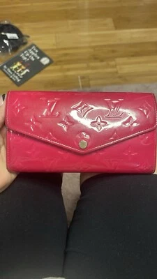 Louis Vuitton | Cartera Larga Plegable Patente Vernis Sarah Monograma Fucsia Usada en Excelente Condición Foto 1 de 4