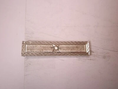 Clip de barra de corbata pequeño vintage con diseño grabado Starburst de diamantes de imitación Foto 1 de 4