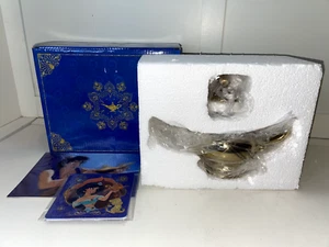 Tetera Disney Aladdin Cerámica con Acabado Dorado 8” x 5” x 4” Nueva Con Caja - Imagen 1 de 7