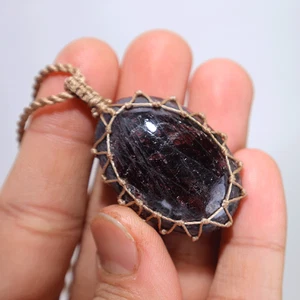 Parte Amuleto, Parte Brasa ~ Granate Natural Tejido a Mano Macramé Gema Cristal Talismán - Imagen 1 de 10