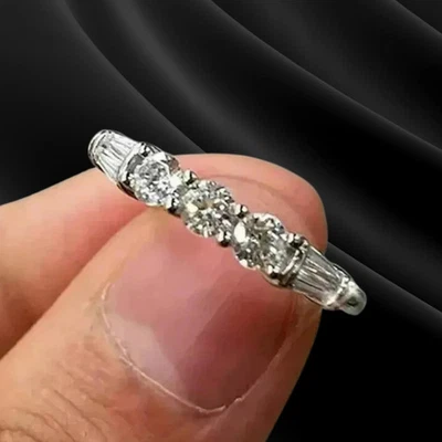 Elegante anillo para mujer de diamantes de corte redondo de 0,75 quilates enchapado en oro blanco de 14 k Foto 1 de 4