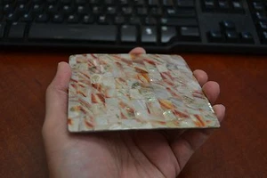 GUSCIO ABALONE ROSSO INTARSIO BIANCO BASTONE POSTERIORE SU #T-130C - Foto 1 di 2