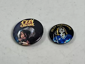 2 Vintage Ozzy Osbourne Pins Pinback Buttons 1” 1 1/4” Hard Rock Heavy Metal - Bild 1 von 6