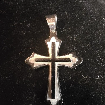 Collar cruzado de acero inoxidable con incrustaciones de resina y cristal negro para regalo para hombre  Foto 1 de 4