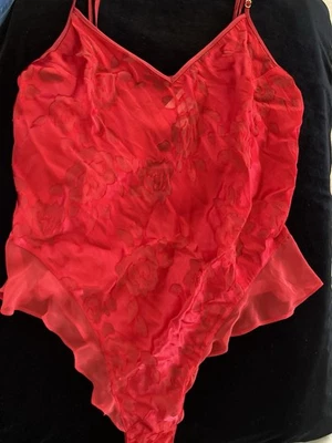 Nuevo Victoria’s Secret Talla XL VS Archives Lencería Rojo Volantes Body Peluche Nuevo con Etiquetas Foto 1 de 4