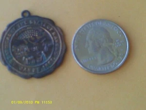 SELTEN 14kt VERGOLDET ANHÄNGER SCHLÜSSELANHÄNGER CHARM MEDAILLE KANSAS STAATSSIEGEL 1861 HANDPFLUG - Bild 1 von 3