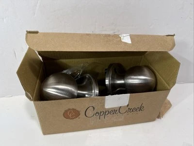 Juego de perillas de puerta de paso colonial Copper Creek con perilla de bola y rosa redonda BK2020SS Foto 1 de 4
