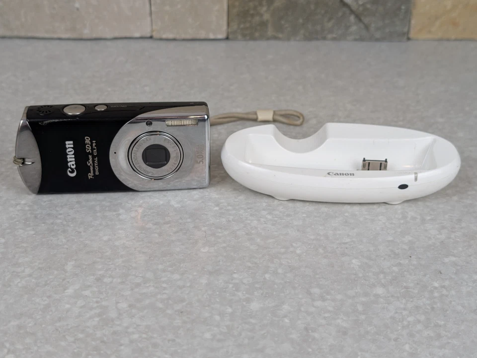 Canon Powershot SD30 5MP Digital Elph 2.4x Optical Zoom !! PLEASE READ !! - Image 1 of 4