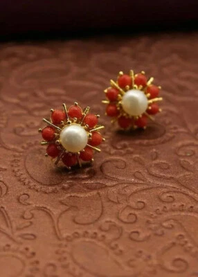 Aretes para mujer enchapados en oro amarillo de 14 quilates de coral y perlas de corte redondo Foto 1 de 4