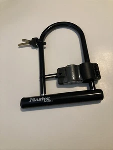 Master Lock Keyed U-Lock w/ Carrier Bracket 2 Keys Bicycle Bike 8170D * NEW * - Picture 1 of 11