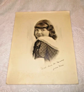 Vintage~Paramount Studio~Bambina che si guarda oltre le spalle~1935~Nero/Bianco - Foto 1 di 10