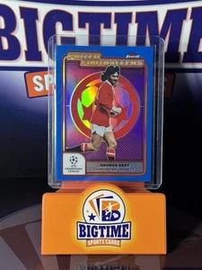 George Best 2025 Topps Finest UCC Prized Footballer Blue Refractor /150🔥 - Bild 1 von 5