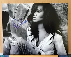 AUTOGRAPH PHOTO - RIHANNA (a) - 8 x 10 - Picture 1 of 1