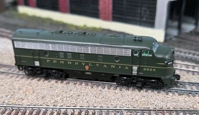 InterMountain N Scale Pennsylvania EMD F7A Loco #9806 DCC Pre-Owned - Image 1 of 3