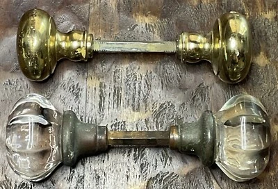 Perillas de puerta octágonas de vidrio verde brillante UV antiguas y perillas de puerta de latón - Lote de 2 Foto 1 de 4