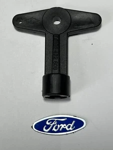 Ford Capri 2.8 Special RS 7 Spoke Wheel Centre Cap Pattern Bolt Spare Key - Picture 1 of 4