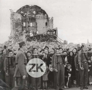 GRAND THEÂTRE Havre de GAULLE WWII Bombardement ruine Défilé Snapshot Photo 1944 - Picture 1 of 2