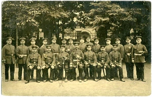 Foto-AK BERLIN TEGEL Soldaten vor Gebäude, WK I, 1914 Feldpost - Picture 1 of 1