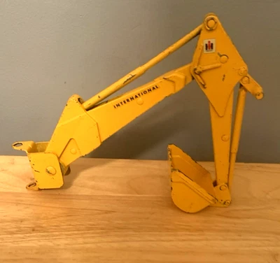 ERTL 1970’s  VINTAGE INTERNATIONAL IH TRACTOR BACKHOE BUCKET FARM TOY PARTS - Image 1 of 4