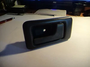 99-01 ISUZU VEHICROSS MANIJA PUERTA INTERIOR DERECHA OEM - Imagen 1 de 3