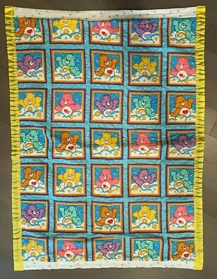 Manta de colección bordada hecha a mano para osos con ribete de satén Foto 1 de 4