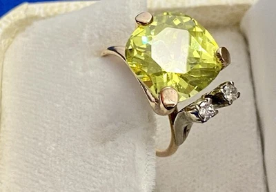Anillo redondo de tres quilates de peridoto y diamantes de 14K hecho a medida talla 6,5 Foto 1 de 4