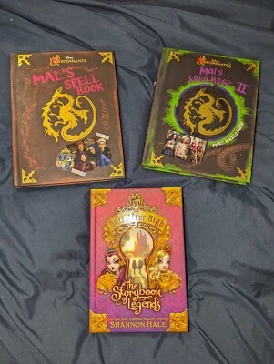 Disney DESCENDANTS Books Mals Spell Book 1 & 2 HARDCOVER & 2 Ever After High  — 第 1/4 张图片