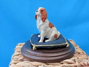 LANDKÜNSTLER Figur KÖNIG CHARLES CAVALIER SPANIEL BLENHEIM Hund - Bild 1 von 6