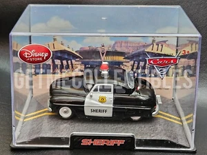 ESTUCHE DE ACRÍLICO CAFÉ DISNEY STORE PIXAR CARS SHERIFF V8 AHORRO 6% GMC - Imagen 1 de 1