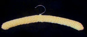 Cubierta de hilo tejido de 18"" vintage Hanger #09 amarillo suave hecha a mano - Imagen 1 de 3