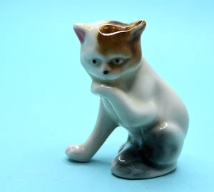 VTG MCM Ceramic Brown Tan Cat Kitten licking Paw Figurine 3" - Picture 1 of 5