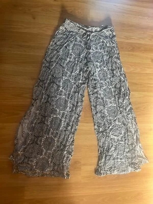 Pantalones XS Vanilla Star Beach Encubrimiento Pierna Dividida Ancha Estampado Floral Blanco y Negro Foto 1 de 4