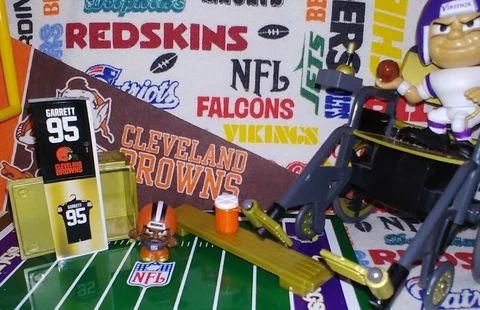 NFL 2021 Teenymates Ser. 10(X) Cleveland Browns DE Myles Garrett fig/locker set Cover
