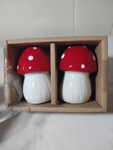 Neu rote Kappe Pilz Salz & Pfefferstreuer 2,5" hoch weißer Stiel klobiger Stil - Bild 1 von 6