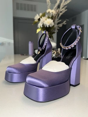 Bombas de satén Versace Medusa Aevitas en púrpura lavanda orquídea Foto 1 de 4