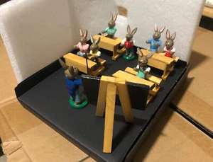 Ostern Hasenschule Holzfiguren 7tlg. Holzarbeit aus Thüringen. komplett - Bild 1 von 3