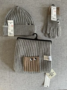 SET SCIARPA/CAPPELLO E GUANTI ANYA HINDMARCH X UNIQLO - NUOVO CON ETICHETTE - Foto 1 di 8