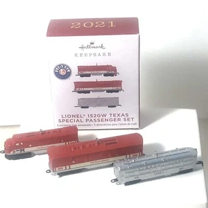 Adornos en miniatura Hallmark 2021 ~ Juego especial de pasajeros Lionel 1520 Texas ~ Nuevo en caja - Imagen 1 de 8
