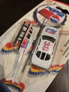 Golden Wheel PEPSI elicottero pressofuso e #38 Peter Comlia confezione doppia - Foto 1 di 4