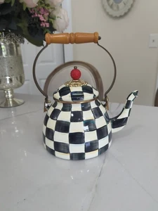 Tetera MacKenzie-Childs Courtly Check esmaltada en blanco y negro  - Imagen 1 de 9